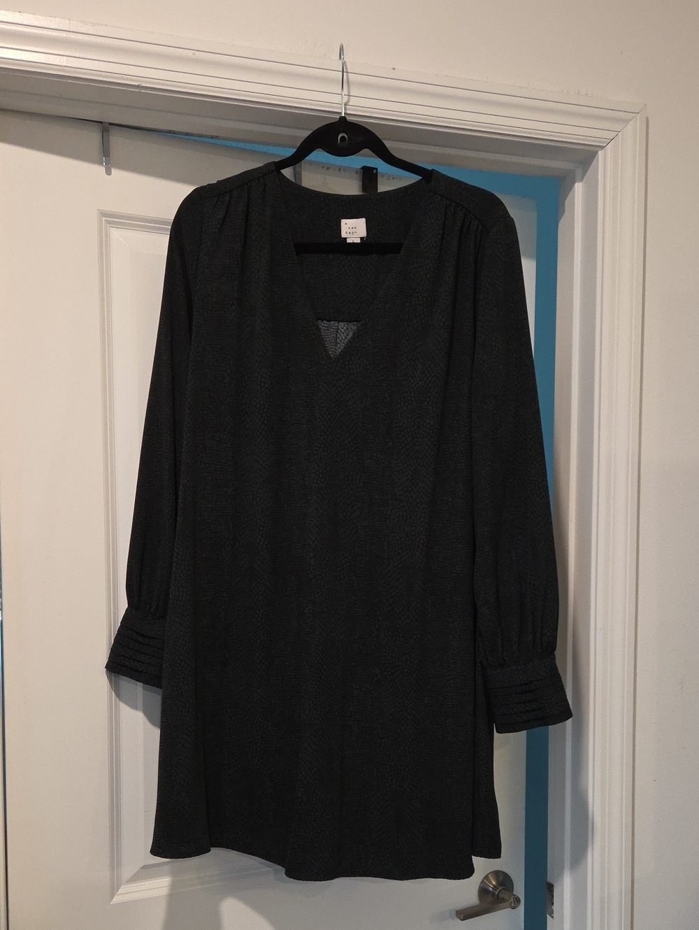 a new day Black Long Sleeve V-Neck Snakeskin Print Shift Dress Size L!